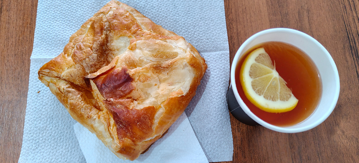 Чай 50 рублей. Хачапур 100 р.