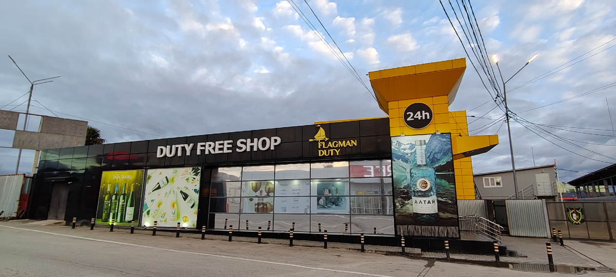 Это второй дютик. Первый ( где чемоданы оставили), я не успела сфоткать. Там этого нельзя делать. Внутри можно, а снаружи ни ни...погранзона