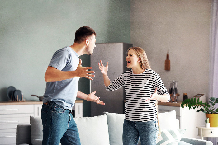 — Почему твой сын от первого брака должен жить с нами?!