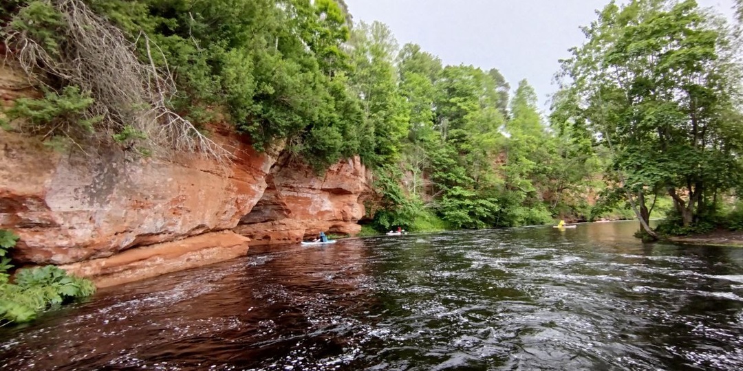 Сап-прогулка по реке Оредеж: 22 км тишины, дождя и красных скал