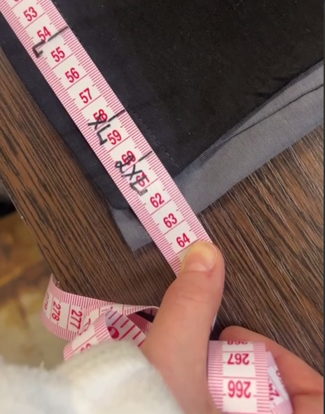 (на фото замер футболки по ширине, такой как она должна быть. Так как мы с поставщиком уже давно работаем, даже сделали специальный мер для центровки логотипов именно под их лекала)