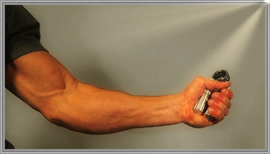 Если показатели ниже, это часто говорит о том, что мышцы уже начали терять объем и силу. А потеря мышц после 70 лет напрямую связана с повышенной смертностью, падениями и быстрой утратой самостоятельности.
