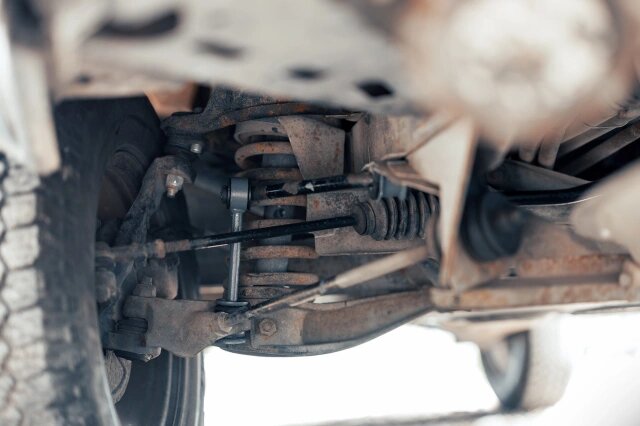 Передняя стойка расположена в передней подвеске и соединяет стабилизатор с нижним рычагом (в многорычажной схеме) или амортизационной стойкой МакФерсон (Фото: Anze Furlan / Shutterstock / FOTODOM)