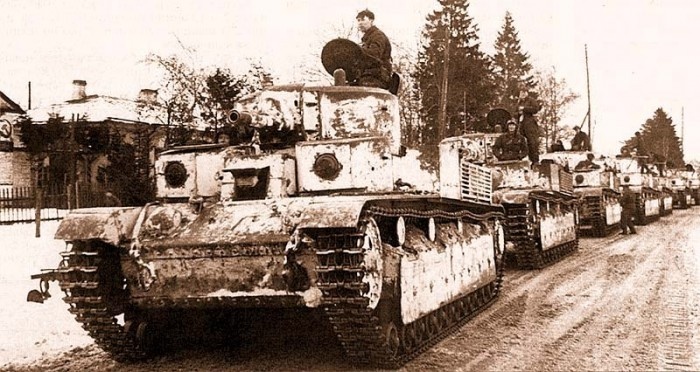 Колонна советских танков Т-28 в зимнем камуфляже перед маршем. Источник Waralbum.ru