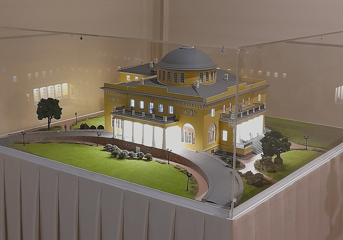 Макет спрятался в подвале