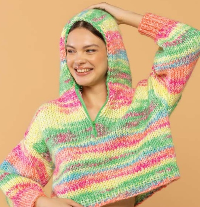 Вязаный джемпер с капюшоном. Фото источник: коллекция производителя пряжи yarnar.