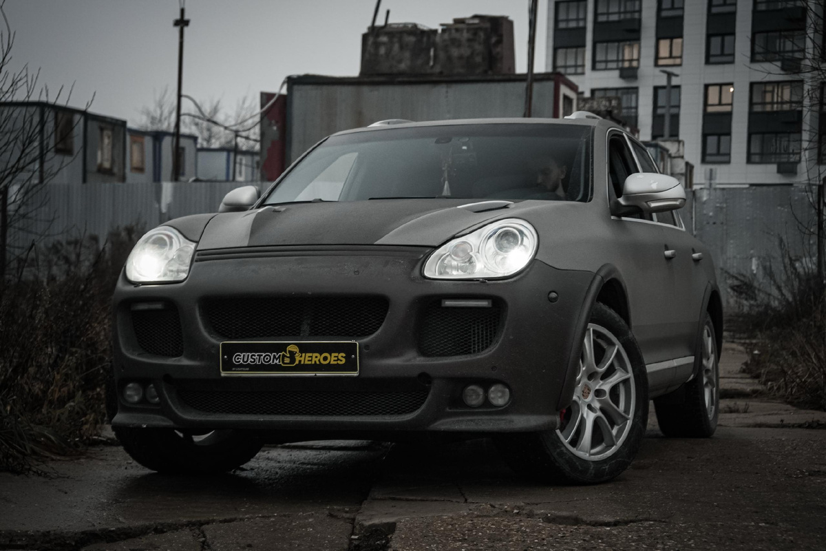 Cayenne с фотографии у нашего клиента с 2006 года, и за это время они многое вместе прошли. Долгие поездки, регулярный уход и даже путешествие в Германию своим ходом. Там машина дорабатывалась в известных тюнинг-студиях Lumma и Mansory.