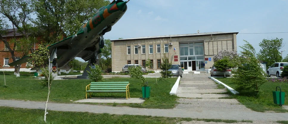 Село Хороль. Парк перед администрацией