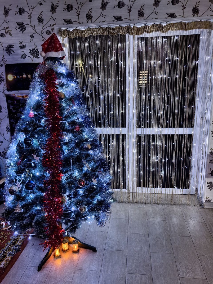 А на заднем фоне, на стене Солнечная система, заметили?) 