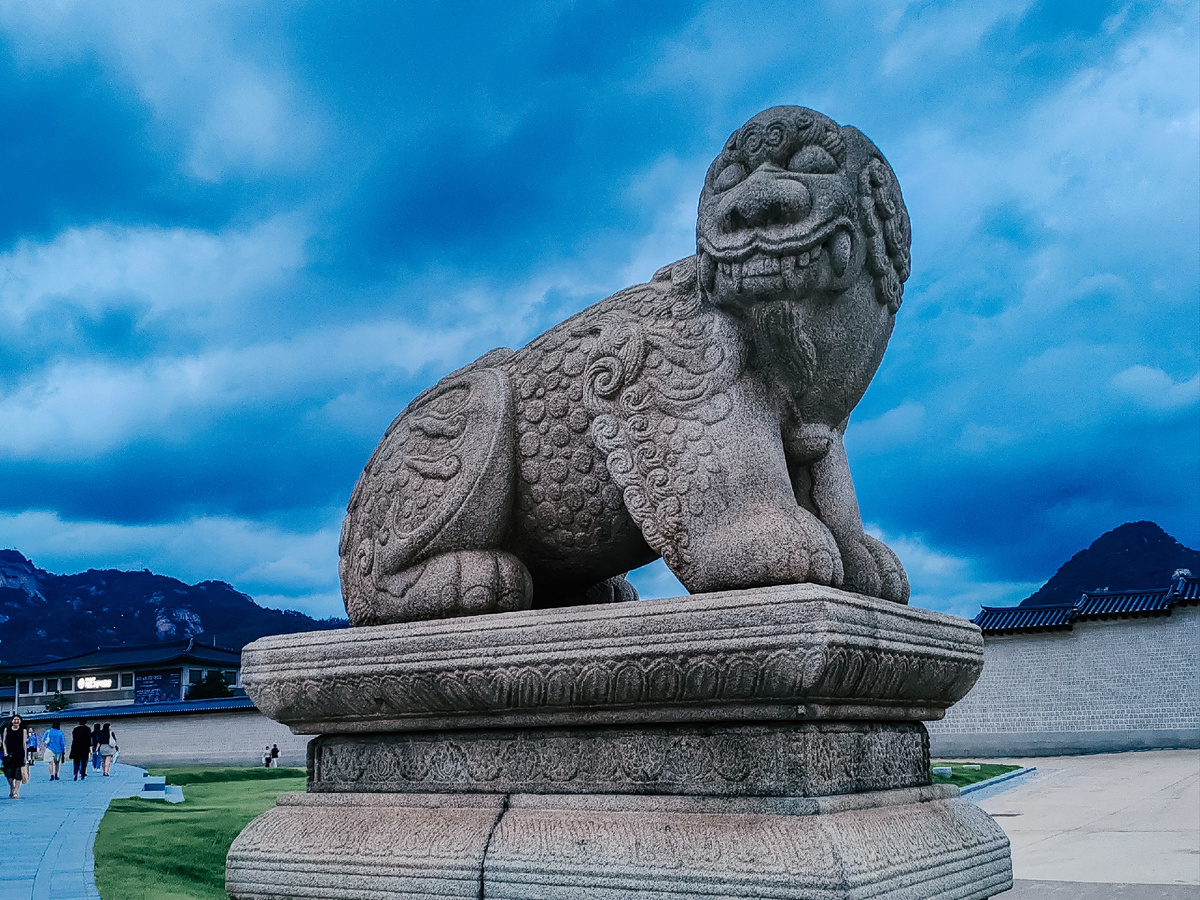 Статуя Хэтчи у главных ворот дворца Кёнбоккун