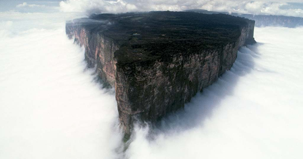 Гора с чёрными реками и плоской, как стол, вершиной