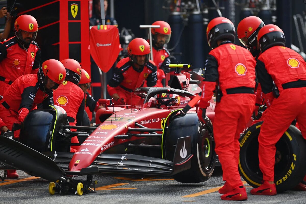 Карлос Сайнс, Ferrari F1‑75, совершает пит‑стоп во время Гран‑при Формулы‑1 в Нидерландах на трассе Зандворт