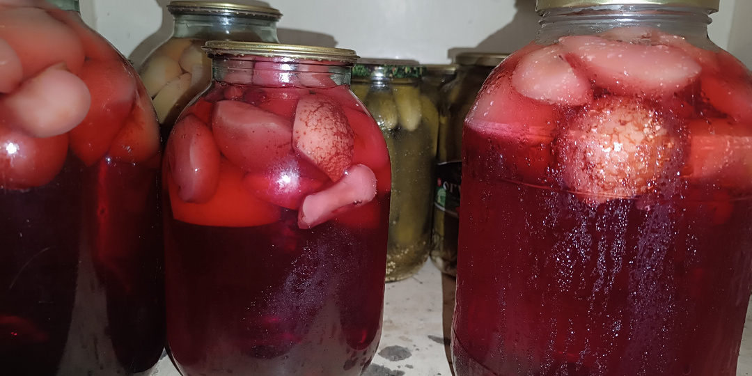 Открыл банку своего «Розового тумана»: почему я перестал добавлять апельсин в компот из черноплодки и вернулся к дедовскому рецепту