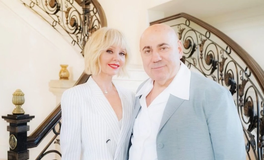 Люди не злились, они иронизировали. А это для публичных фигур куда опаснее.
