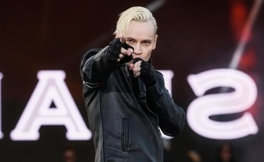 Мне, как человеку с медицинским образованием и опытом работы с реальными людьми, всегда интересно наблюдать, как реагирует публика на искренность. Особенно когда на фоне общей усталости от глянца кто-то выходит без маски.
