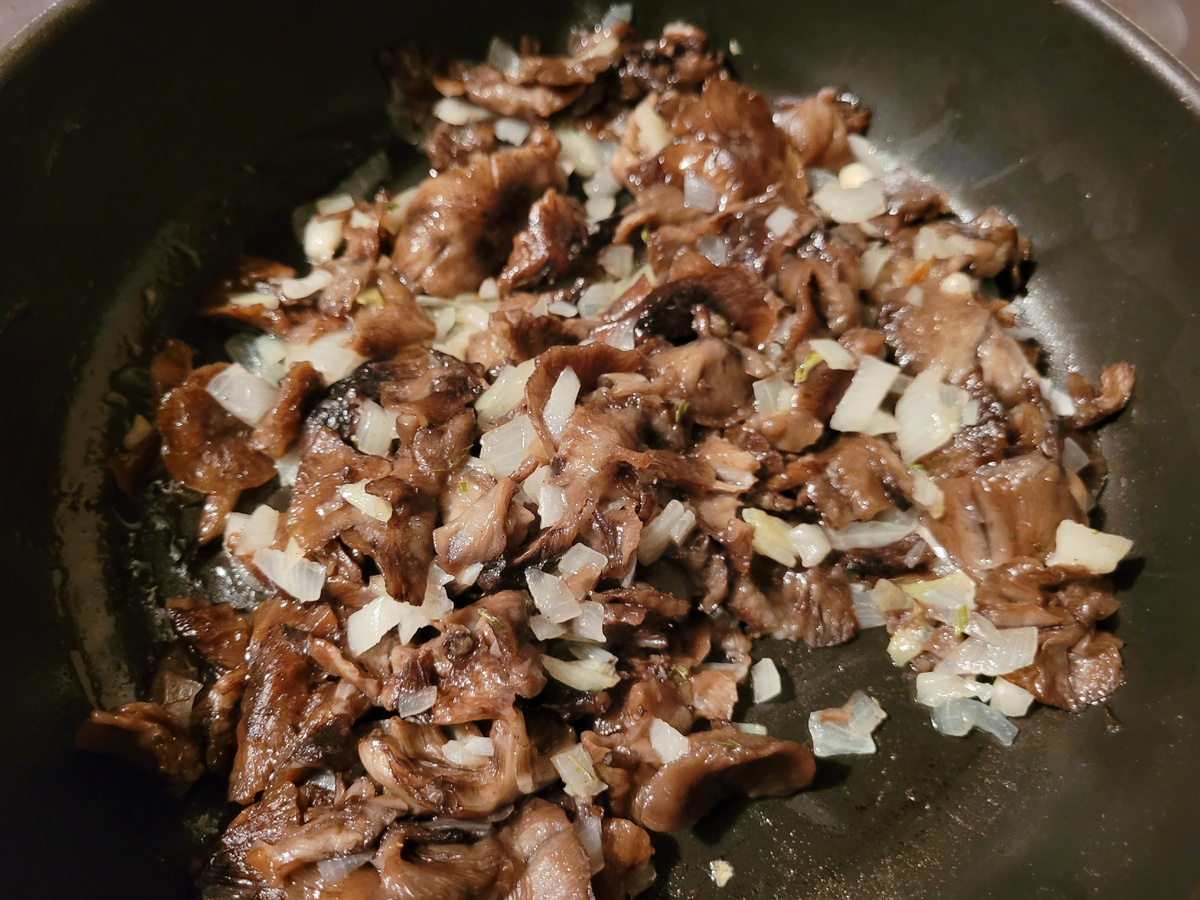 Жарю опята с луком.