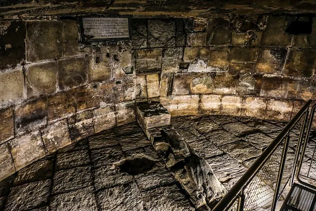 Мамертинская тюрьма (Carcer Tullianum) — место содержания под стражей, где, согласно преданию, апостолы Павел и Пётр ожидали казни.