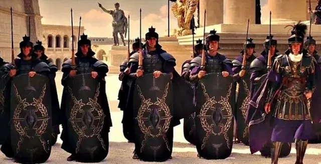 Преторианцы, охраняющие императора. Кадры из фильма «Гладиатор».