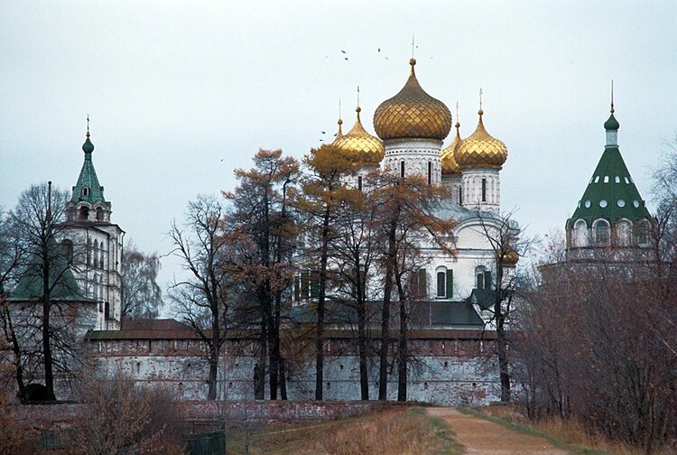 14 марта 1613 года в Ипатьевском монастыре под Костромой прошел торжественный обряд призвания на царство Михаила Романова, положивший конец Смутному времени на Руси. Фото: GLOBAL LOOK PRESS.