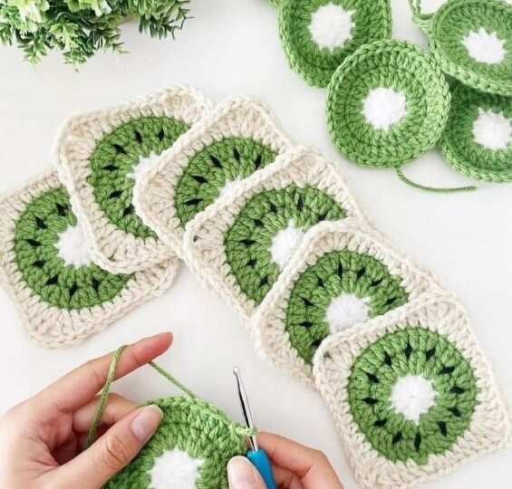 "Фрукты в квадрате": 10 оригинальных фруктовых мотивов крючком со схемами