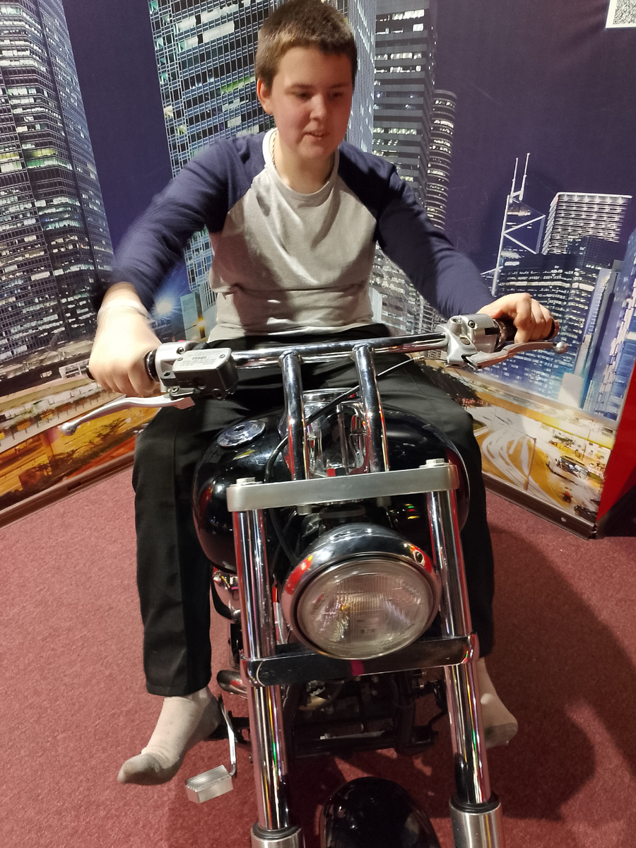 Уже мчится🤣