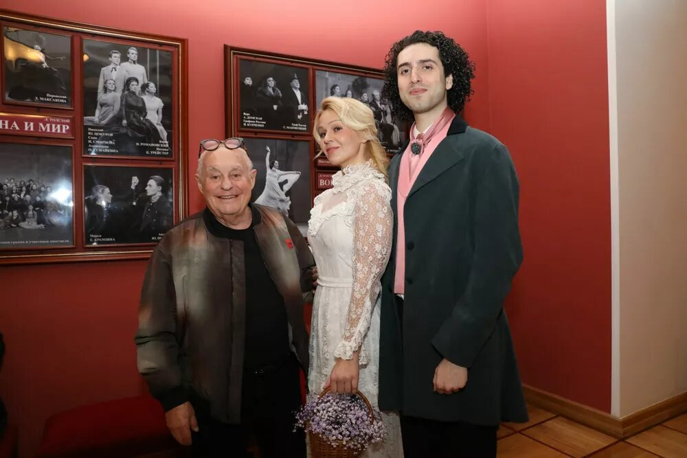 Худрук театра “У Никитских ворот” Марк Розовский, Николина Калиберда и Рашид Казиев📷

