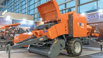 Фото: © Марк Пасвир / Mark Pasveer / trekkeronline.nlНовый пресс-подборщик Paksan Hammer Twin