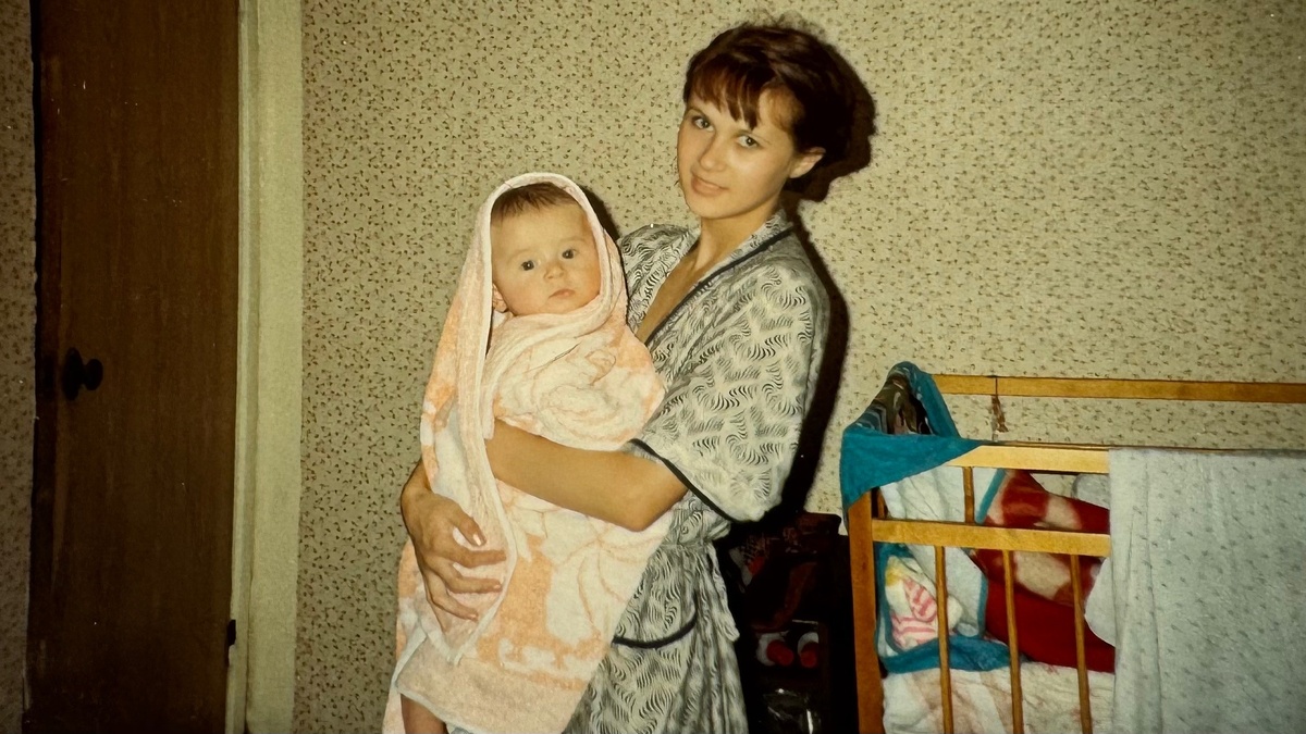 Понтовой девочке из Москвы предстояло освоить, что такое большой деревенский огород, и выстроить отношения с совсем незнакомыми ей тогда родителями мужа. А это было совсем не просто.