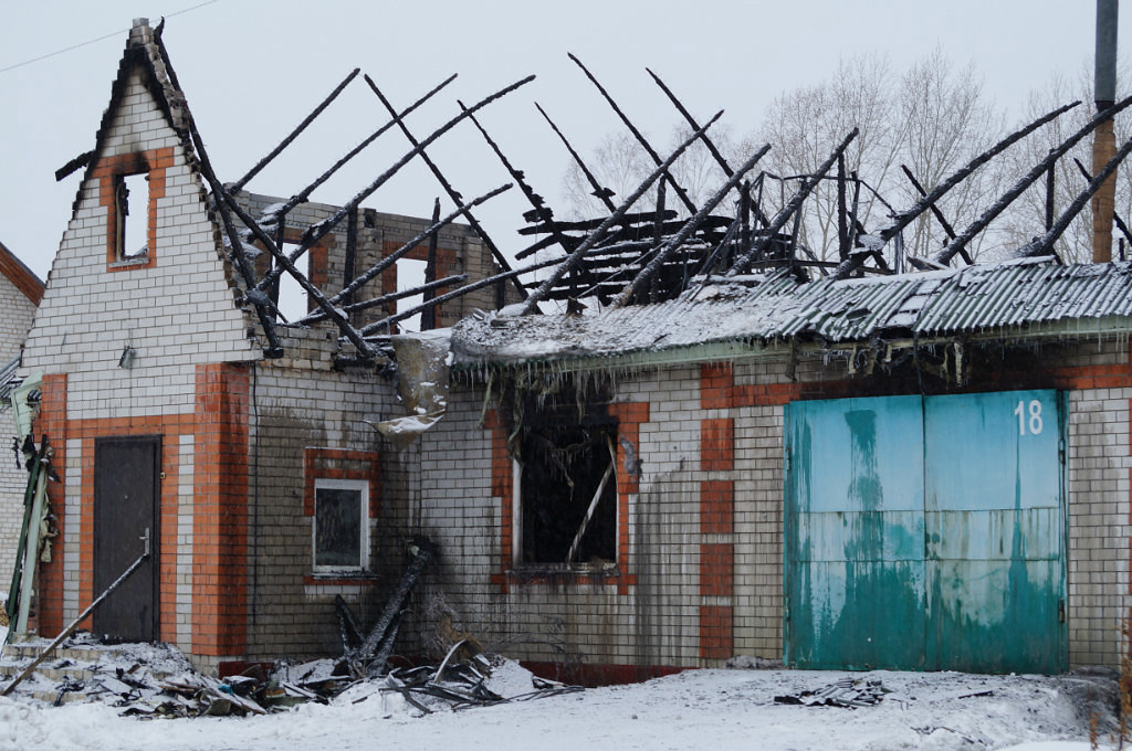После пожара в кирпичном доме остаются стены, которые непригодны для жизни.