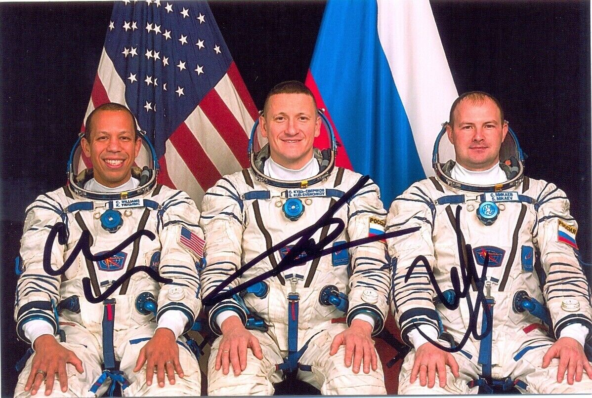 Астронавт Кристофер Уильямс, космонавты Сергей Кудь-Сверчков и Сергей Микаев