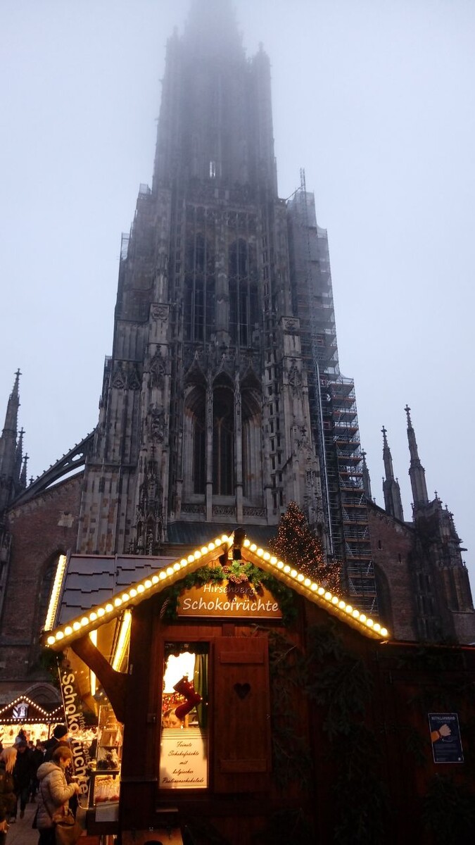 Шпиль собора теряется в тумане. Фото автора