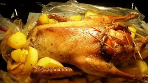 Утка целиком в рукаве в духовке запеченная.