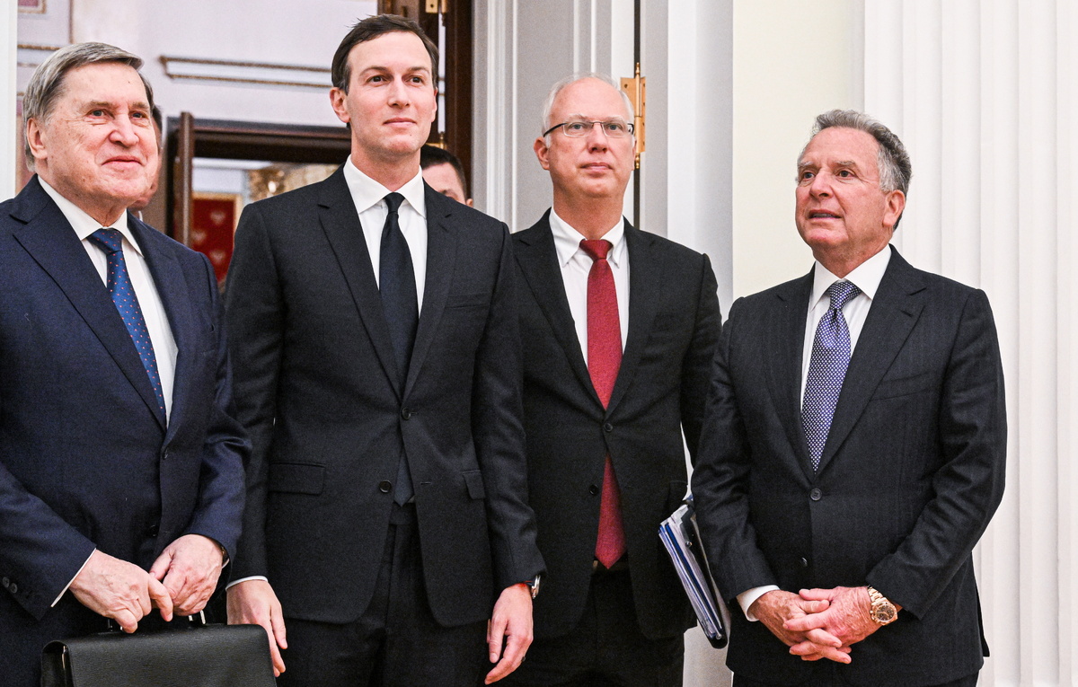    Помощник президента РФ Юрий Ушаков, основатель компании Affinity Partners Джаред Кушнер, спецпредставитель президента РФ по инвестиционно-экономическому сотрудничеству с зарубежными странами Кирилл Дмитриев и спецпосланник президента США Стивен Уиткофф  Кристина Кормилицына/POOL/ТАСС