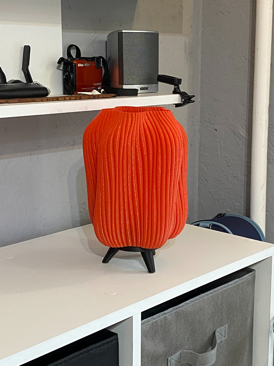 Плафон для лампы, напечатанный на 3д принтере. Быстро можно напечатать несколько вариантов  по дизайну, текстуре, цвету, и видоизменить 3д модель