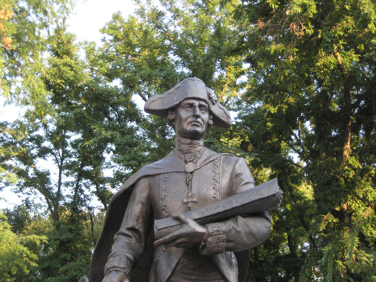 Фрагмент (верхняя часть) памятника Фалееву в Николаеве на бульваре адмирала Макарова. 