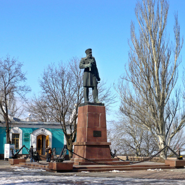 Памятник адмиралу С,О, Макарову на одноименном сквере возле шахматного клуба в Николаеве.