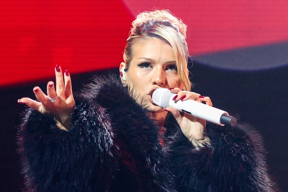    Люся Чеботина во время выступления на "Реальной премии Musicbox 2025". Фото: Валерия Калугина/ТАСС