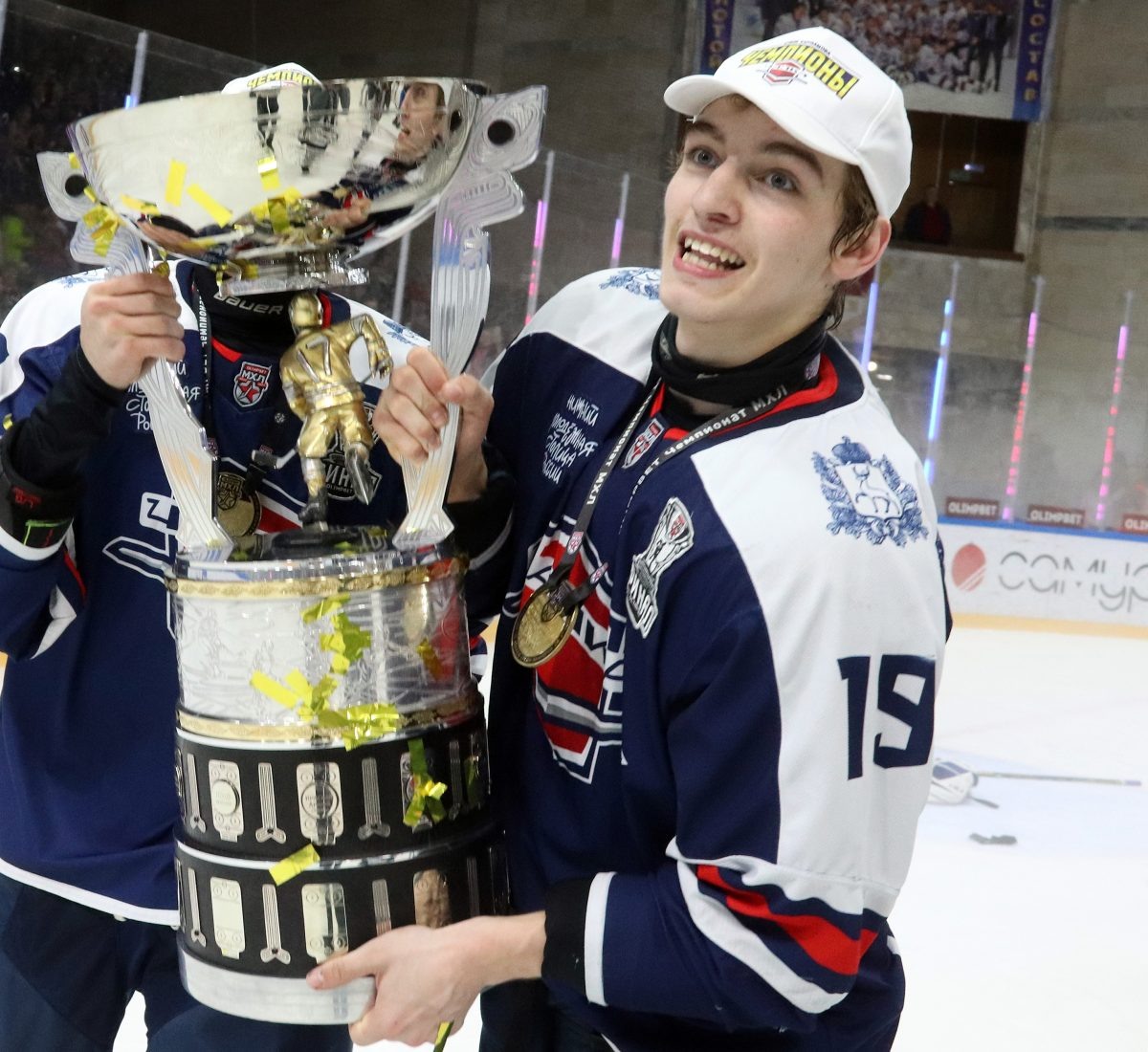    2023 год. Даниил Омелюсик с главным трофеем Молодёжной хоккейной лиги
