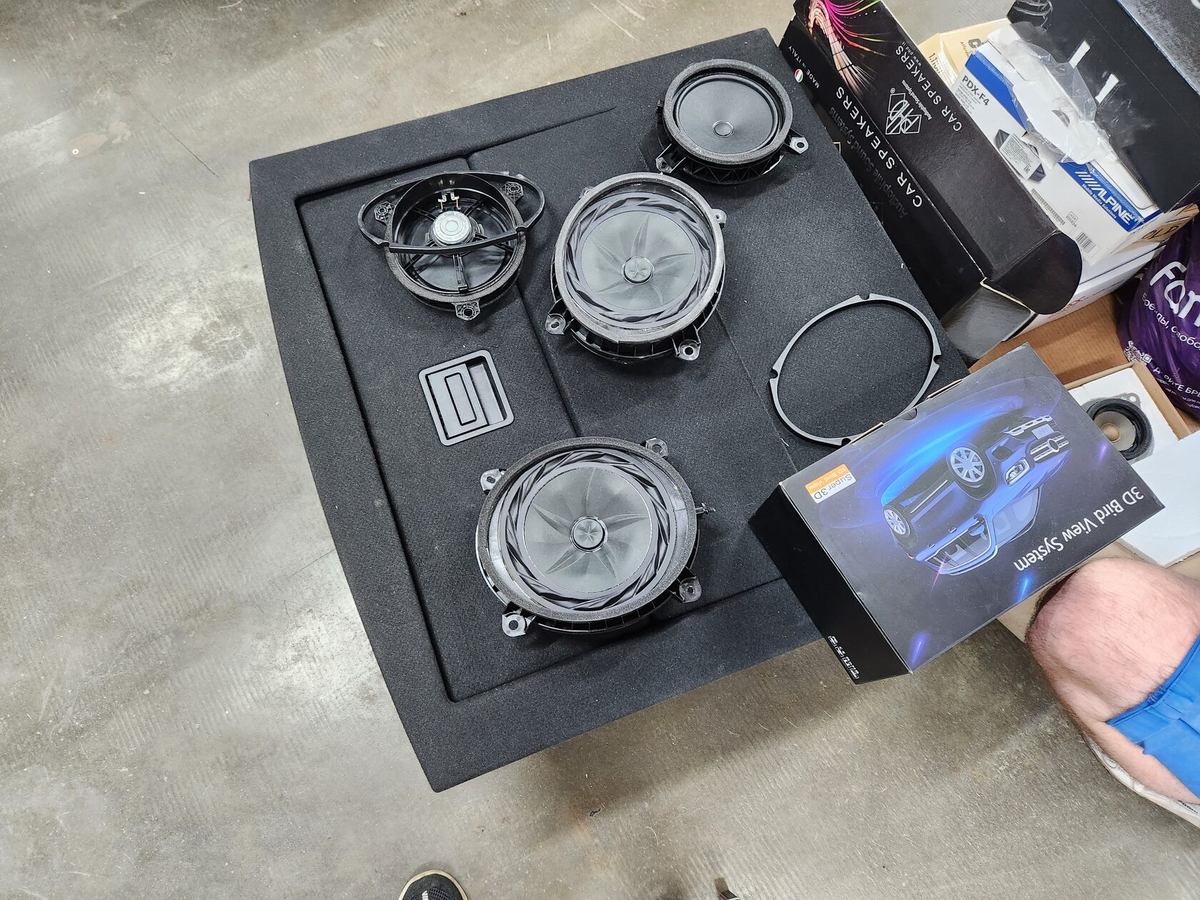 штатная акустика даже на вид смешная, но когда начинаешь это унылое слушать - уже плачешь