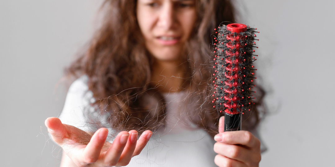 Кожа тусклая, волосы ломкие, отеки по утрам? 3 сбоя в метаболизме, которые крадут вашу молодость (и как их исправить без уколов)