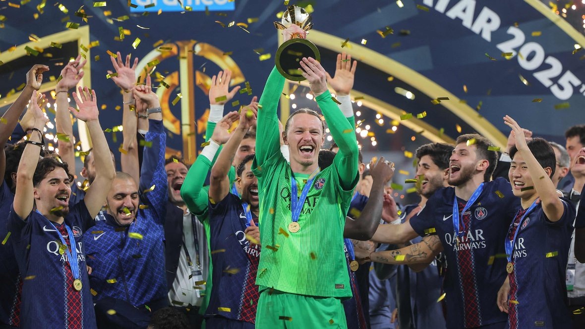    Матвей Сафонов с Межконтинентальным кубком. AFP