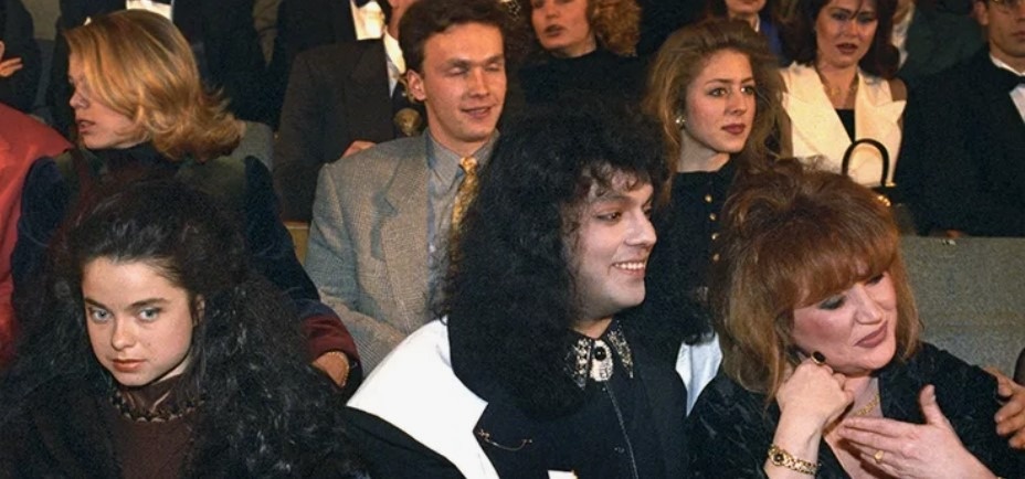 Наташа описывает свои чувства того времени как глубокую обиду и непонимание, почему человек такого масштаба опускается до мелких пакостей.
