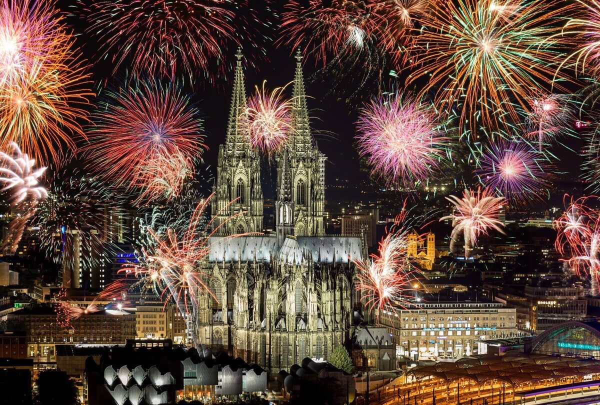 Новогодний фейерверк в Кёльне у Кёльнского собора.
