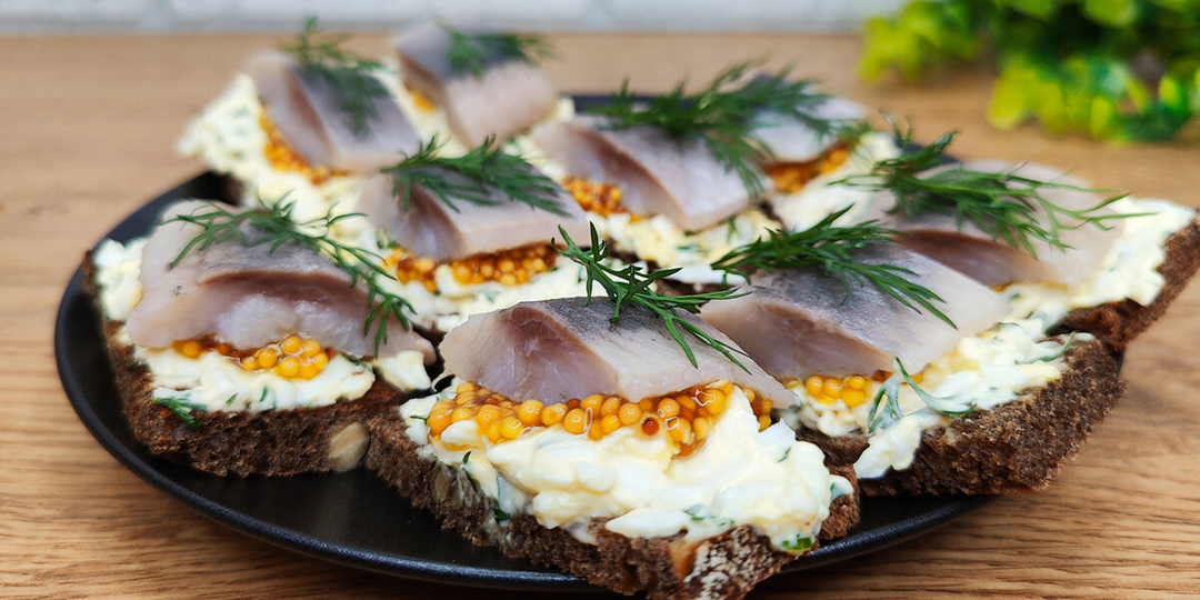 Такие бутерброды «Губернские» я всегда готовлю на новогодний стол: получается вкусно, бюджетно и красиво