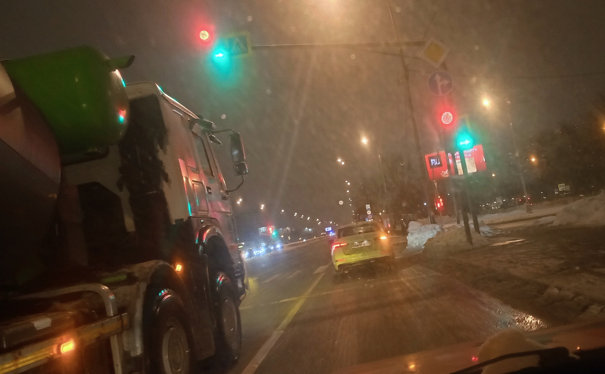 Тот самый светофор. Только сегодня таксист другой