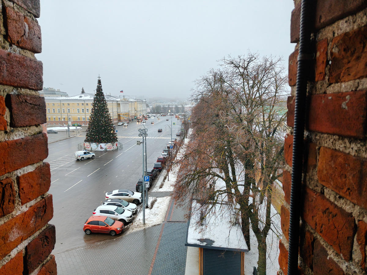Вид на Нижний из Георгиевской башни Нижегородского кремля