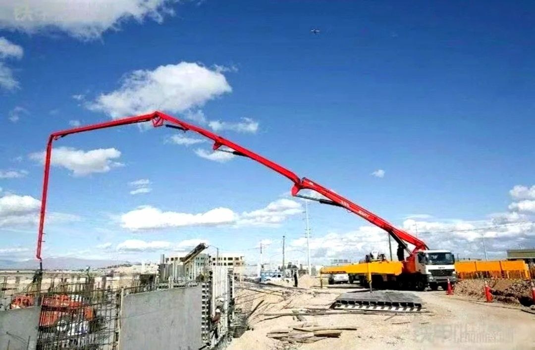 Заливка бетонной плиты с помощью бетононасоса с высотой стрелы 52 метра