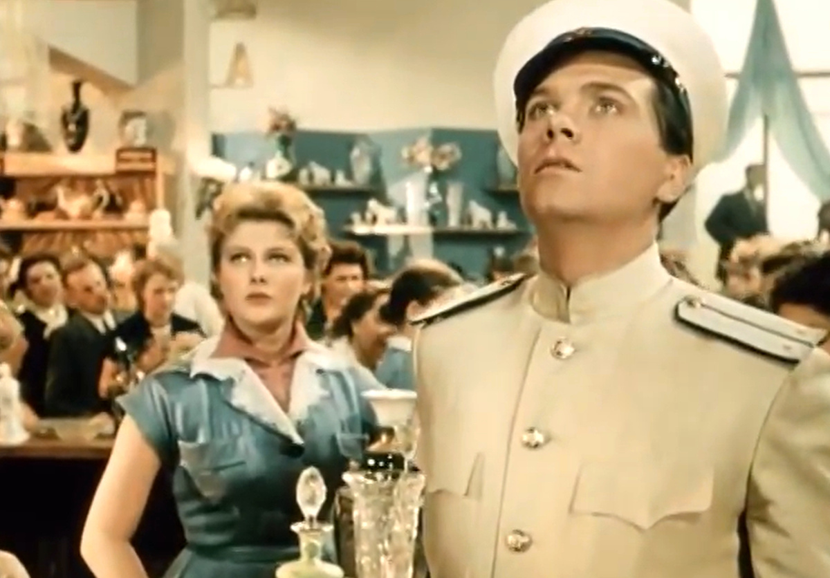Кадр из кинофильма "За витриной универмага", 1955 г., режиссер Самсон Самсонов, сценарист Алексей Каплер, композитор Александр Цфасман (скриншот)