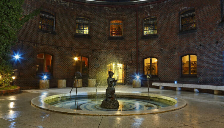    Внутренний дворик Музея янтаря и фонтан со скульптурой «Девушка с янтарем» Фото: ambermuseum.ru