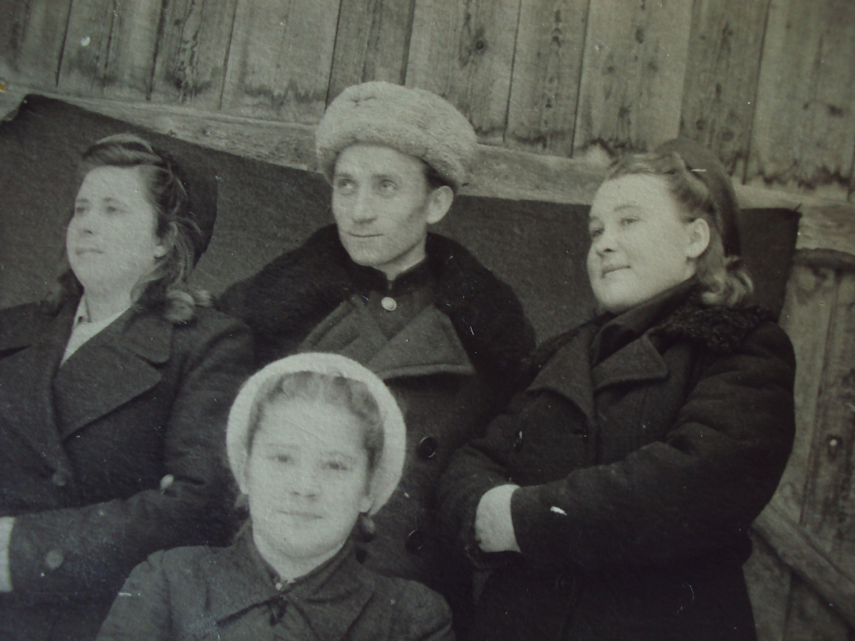 С деревенскими девушками.. Фото, наверное, сделано, когда уже демобилизовался.